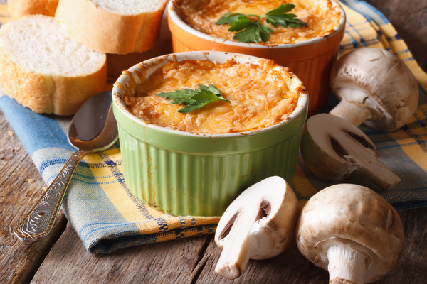 Как приготовить жульен с курицей и грибами: видеорецепт