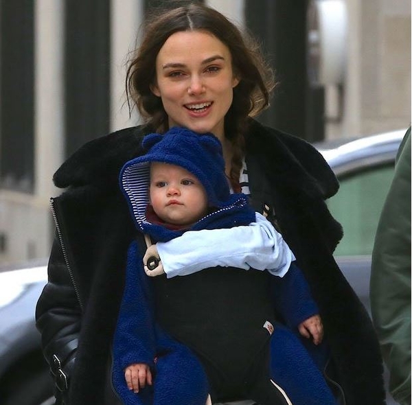 Кира Найтли впервые показала лицо дочери