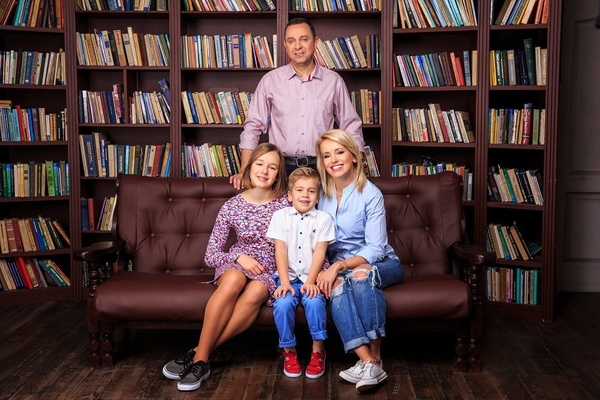 Ведущая Оксана Гутцайт снялась в фотосессии с мужем и детьми