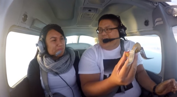 Необычное предложение руки и сердца: Парень имитировал поломку самолета