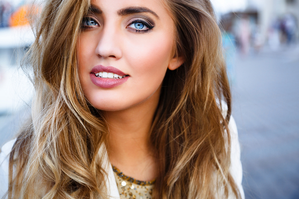 Почему волосы жирнятся: Основные причины