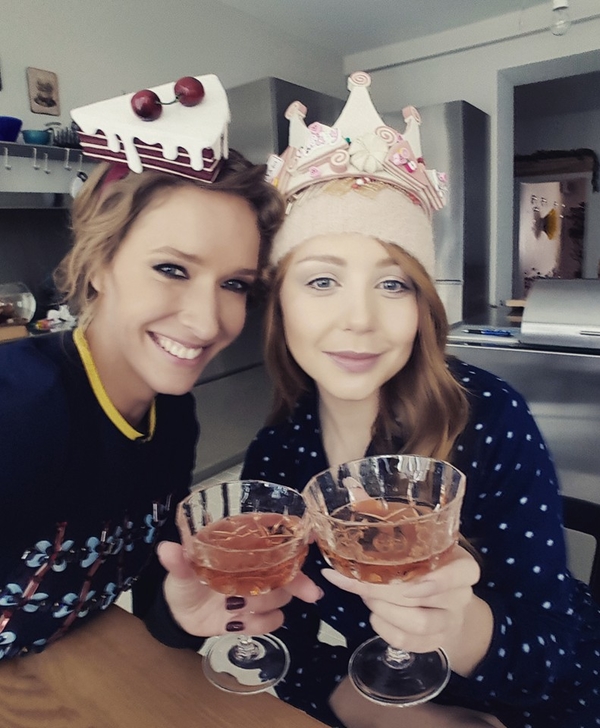 Тина Кароль угостила Катю Осадчую вином в свой день рождения