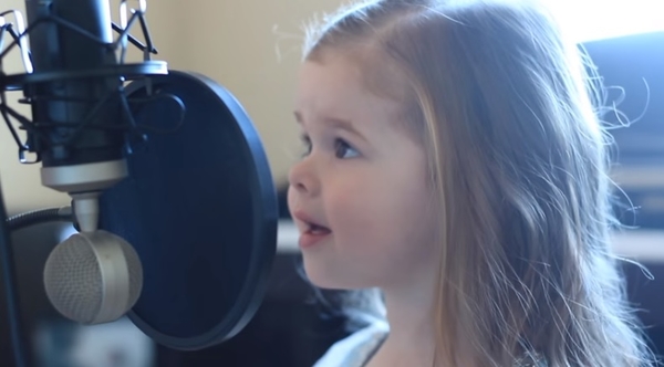 Трехлетняя девочка покорила интернет песней Русалочки