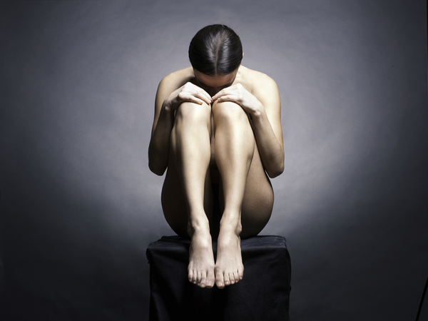 Одежда не имеет значения: Женщины оголились в проекте против насилия