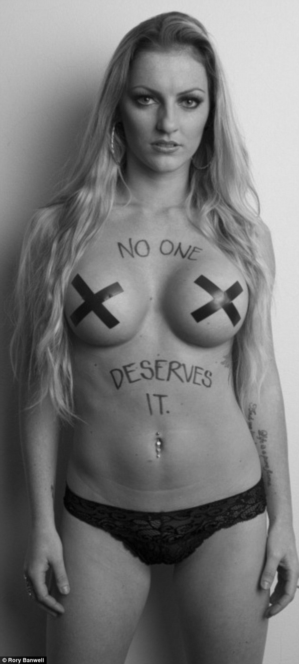 Одежда не имеет значения: Женщины оголились в проекте против насилия