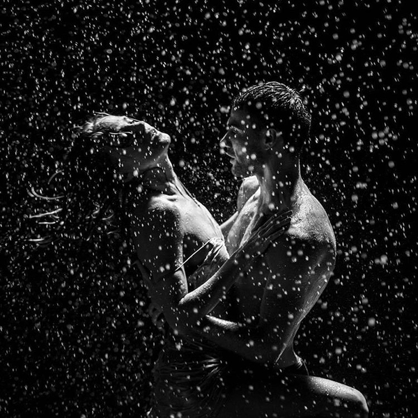 Глюкоза под дождем согревалась в объятиях незнакомца в новом клипе