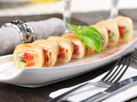 Нежные блинчики с огурцом и копченым лососем