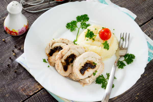 Как приготовить куриный рулет с черносливом (видео)