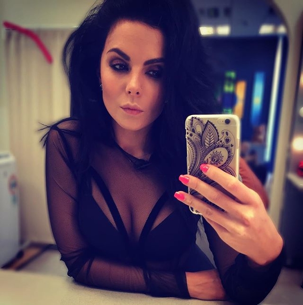 Жаркие танцы: Настя Каменских зажгла в спортзале