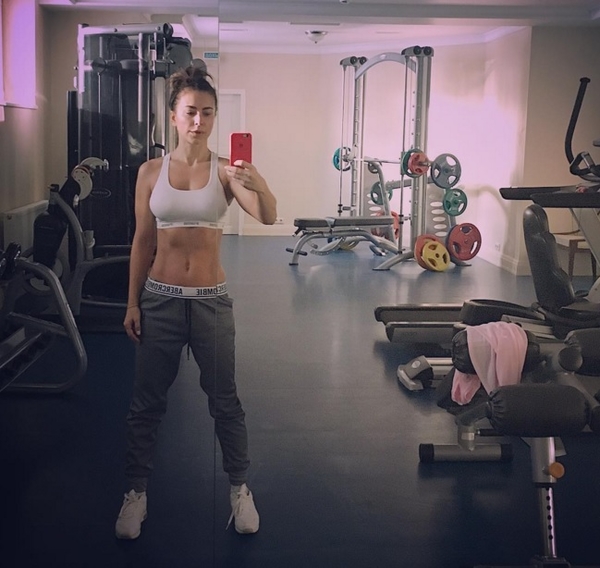 Ани Лорак похвасталась спортивной фигурой