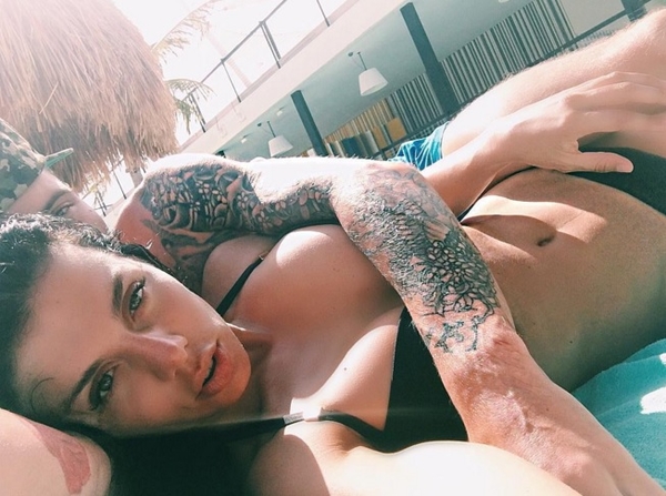 Анна Седокова поделилась пикантными снимками с возлюбленным