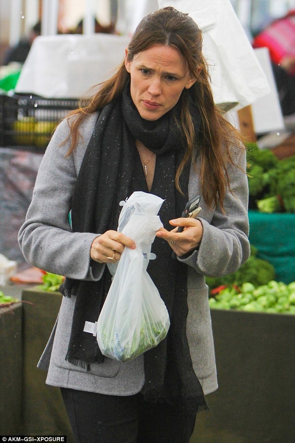 Дождь нипочем: Жена Бена Аффлека сходила с детьми на рынок