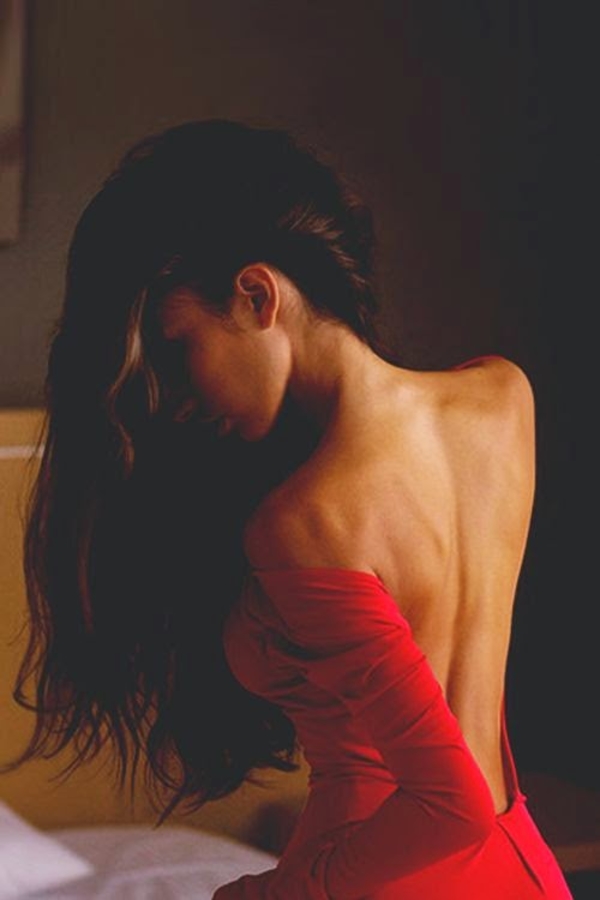 Что привлекает мужчин: символизм женской одежды