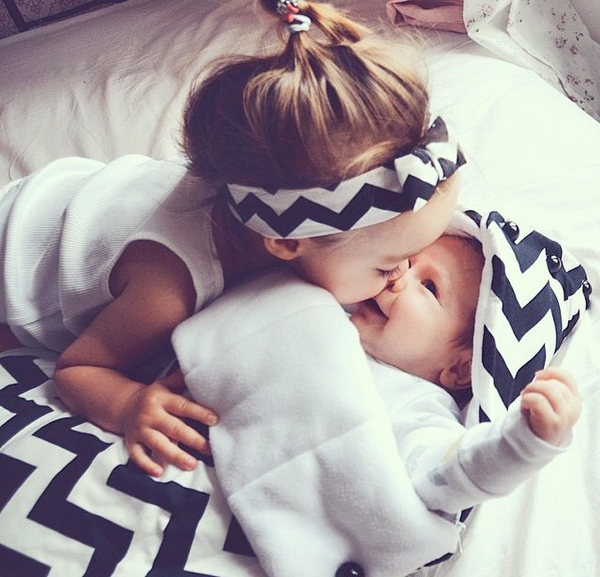 Фото дня: колыбельная для брата