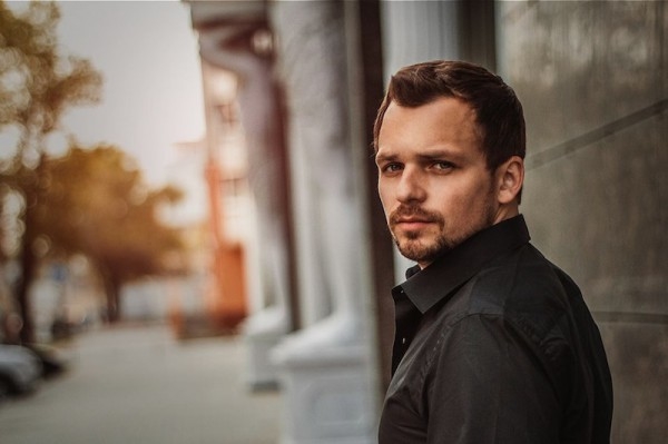 Актера Алексея Янина готовят к операции по закрытию черепа