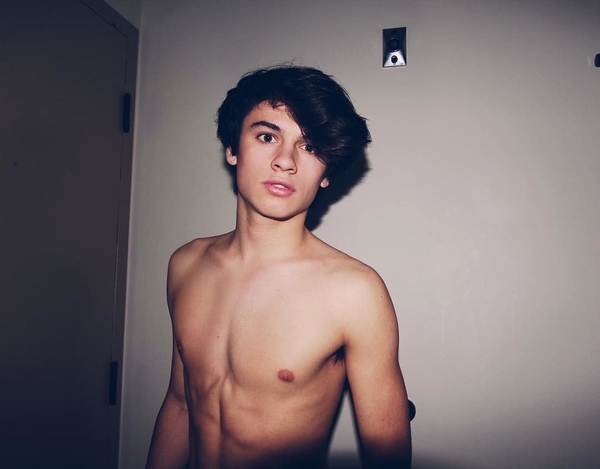 18-летний сын Памелы Андерсон стал новым лицом Yves Saint Laurent