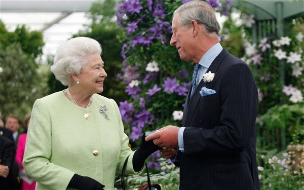 Принц Чарльз показал архивное фото Елизаветы II в 13-летнем возрасте