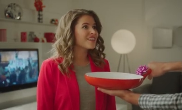 Героиня клипа о "лабутенах" учит радоваться ненужным подаркам