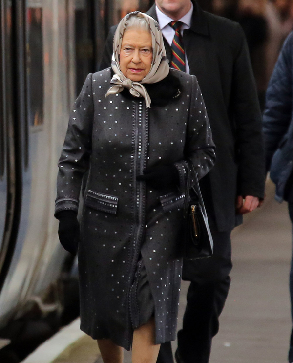 Елизавета II поразила гламурным образом на железнодорожной станции