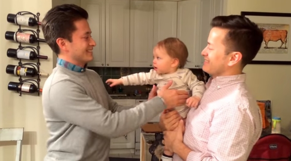 Видеохит: Папа и его брат-близнец разыграли ребенка