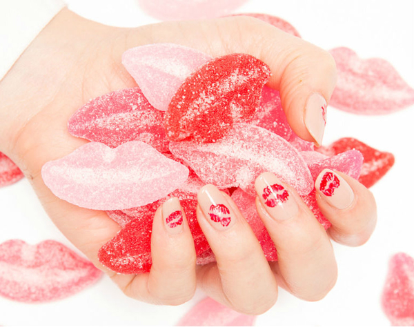 Маникюр на День святого Валентина с поцелуями: мастер-класс