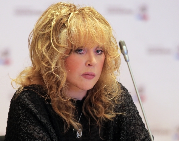 Пугачева удивила поклонников красным мини-платьем