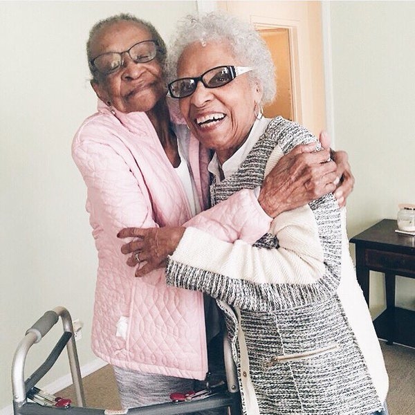 Дружба не стареет: видео 100-летних бабушек стало хитом