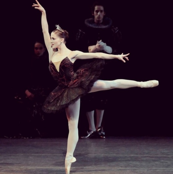 Балерина из США показала свою тренировку на шестом месяце беременности