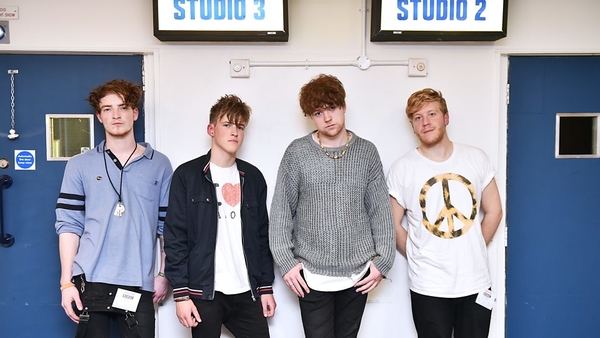 Участники группы Viola Beach погибли в автокатастрофе