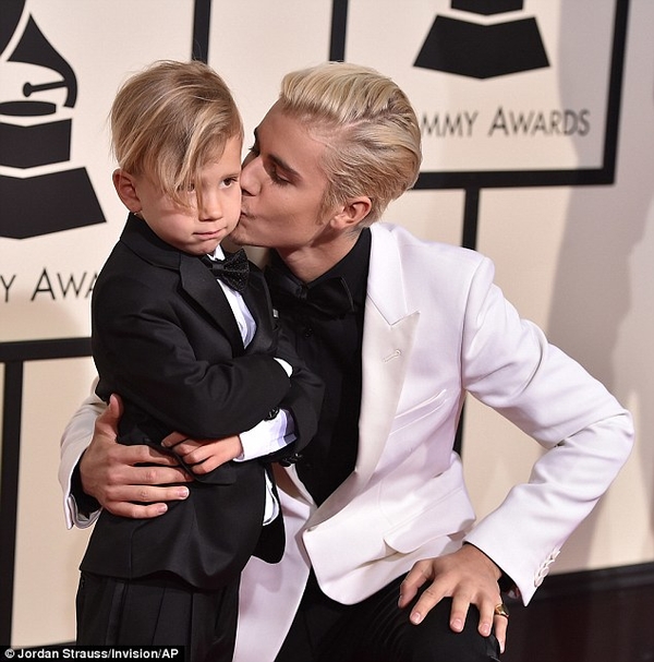 Грэмми 2016: Джастин Бибер на радостях расцеловал младшего брата