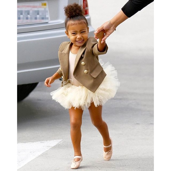 Дочь Ким Кардашян запрещает маме ее фотографировать