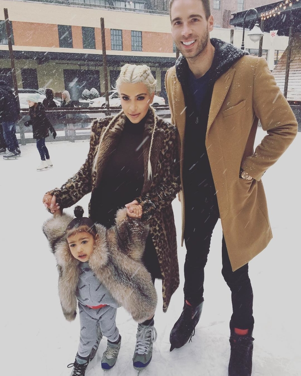 Двухлетняя дочь Ким Кардашян в шубе училась кататься на коньках