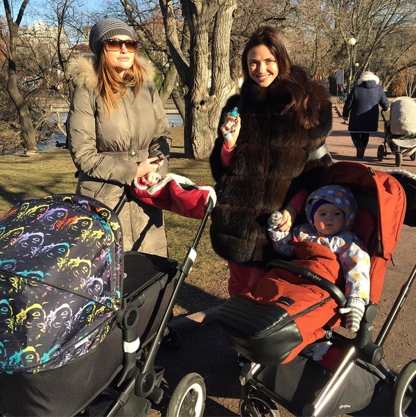 Виктория из НЕАНГЕЛОВ вышла на прогулку с детьми своей коллеги