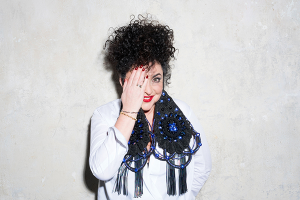 Кудрявая Лолита в огромных серьгах позировала для модного глянца