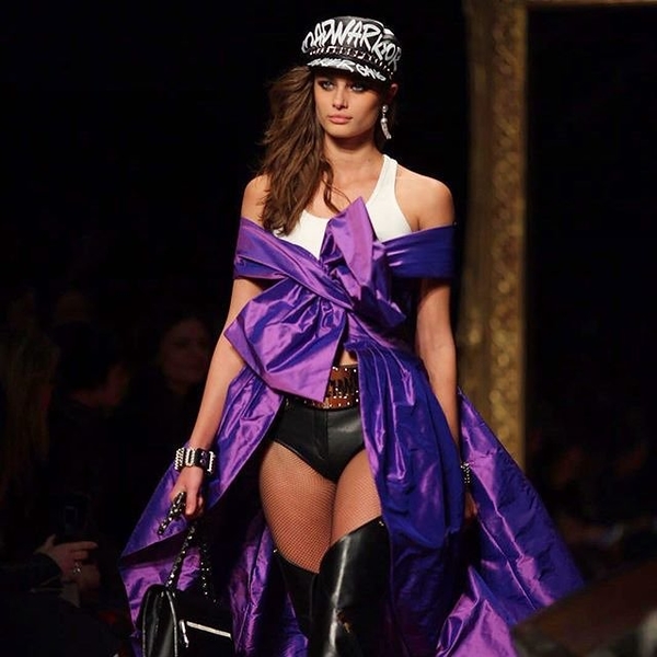 Пылающее платье, сигареты и черепа: все, что нужно знать о шоу Moschino