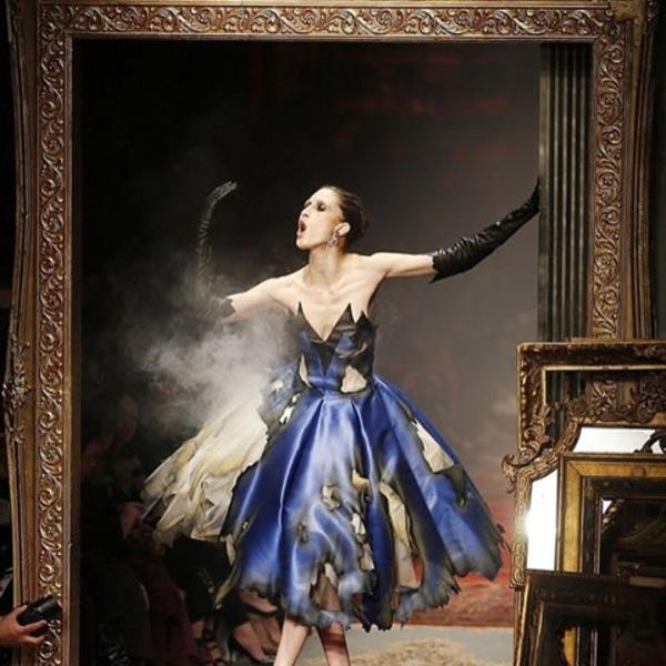 Пылающее платье, сигареты и черепа: все, что нужно знать о шоу Moschino