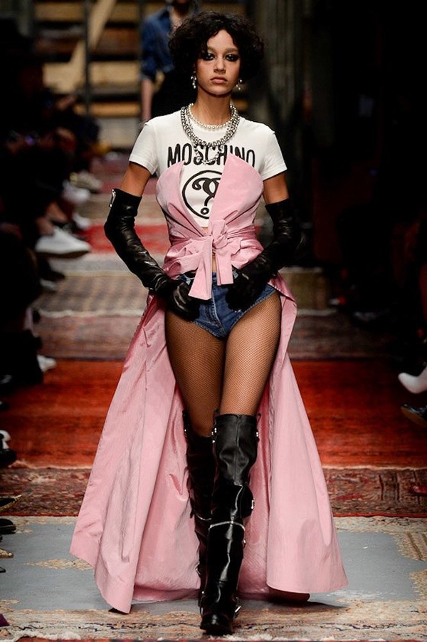 Пылающее платье, сигареты и черепа: все, что нужно знать о шоу Moschino