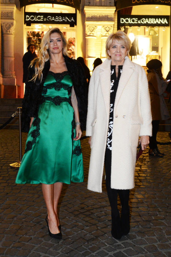 Мама Веры Брежневой контролирует питание певицы