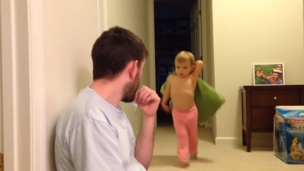 Видеохит: "папа-снайпер" победил в бою подушками