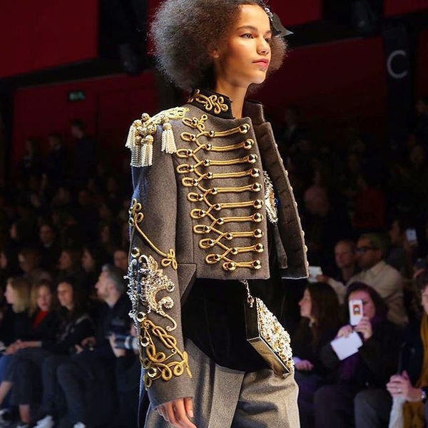 Принцессы, обилие цветов и блесток: показ Dolce & Gabbana в Милане