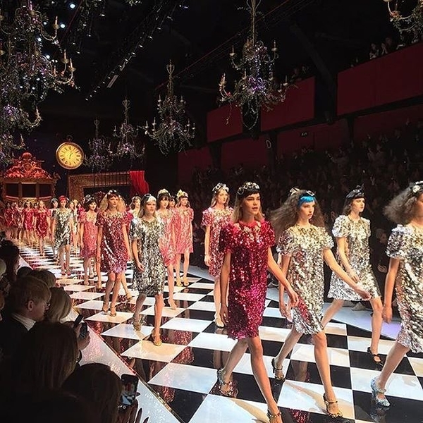 Принцессы, обилие цветов и блесток: показ Dolce & Gabbana в Милане