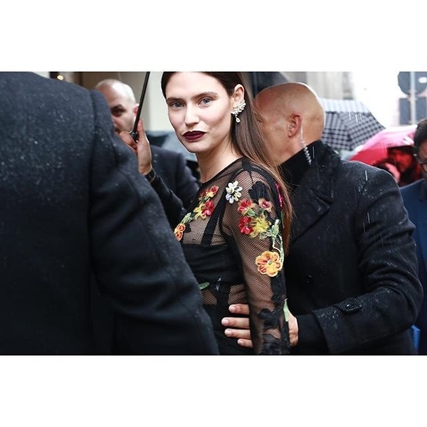 Принцессы, обилие цветов и блесток: показ Dolce & Gabbana в Милане