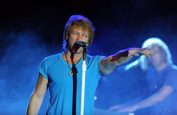 День рождения лидера группы Bon Jovi: яркие фото легендарного артиста