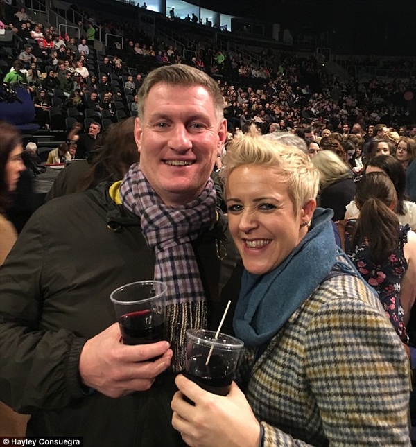 Адель помогла фанатке сделать предложение руки и сердца бойфренду