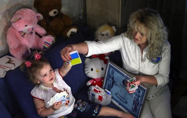 Рекорд Украины: двухлетняя девочка назвала флаги всех стран мира