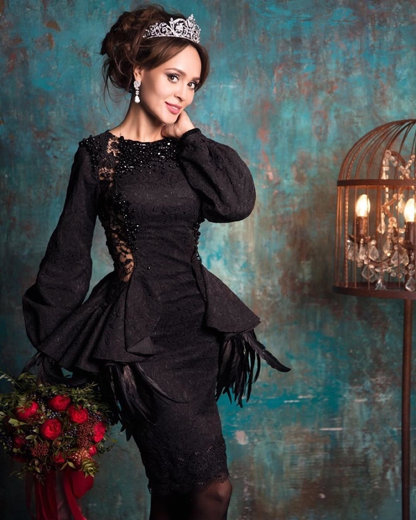 Анна Калашникова не может выбрать цвет свадебного платья