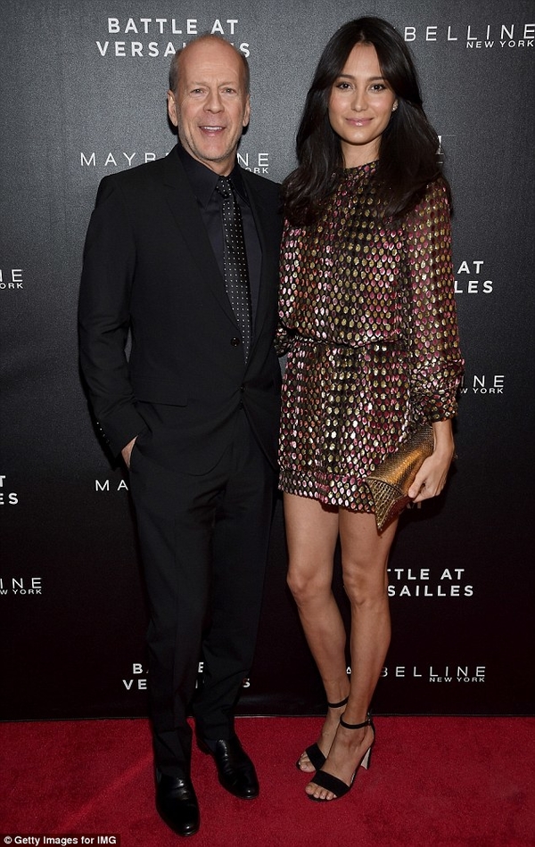 60-летний Брюс Уиллис вышел в свет с 37-летней возлюбленной