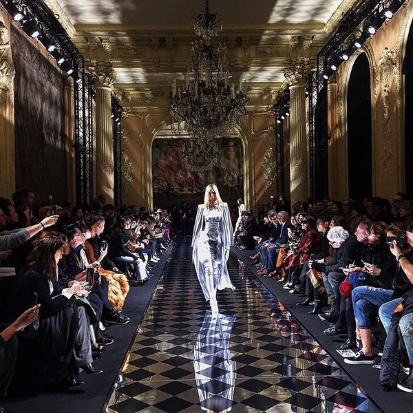 Геометризм,  модернизм и неоклассицизм: интересные факты о показе Balmain