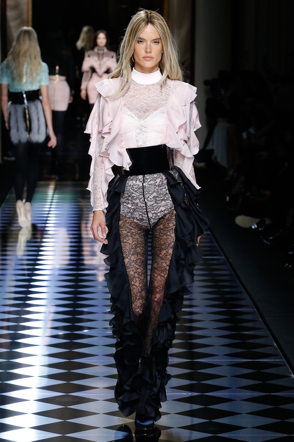 Геометризм,  модернизм и неоклассицизм: интересные факты о показе Balmain