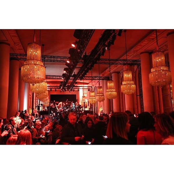 Геометризм,  модернизм и неоклассицизм: интересные факты о показе Balmain